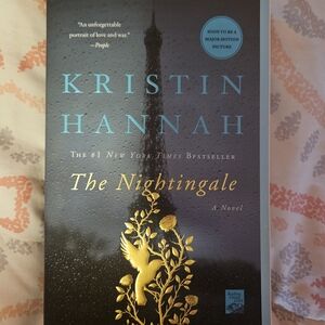 The Nightingale by Kristin Hannah - Black and Gold Cover